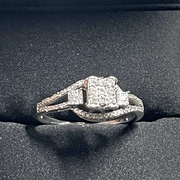 Diamond Engagement Ring - Picture 1 of 11